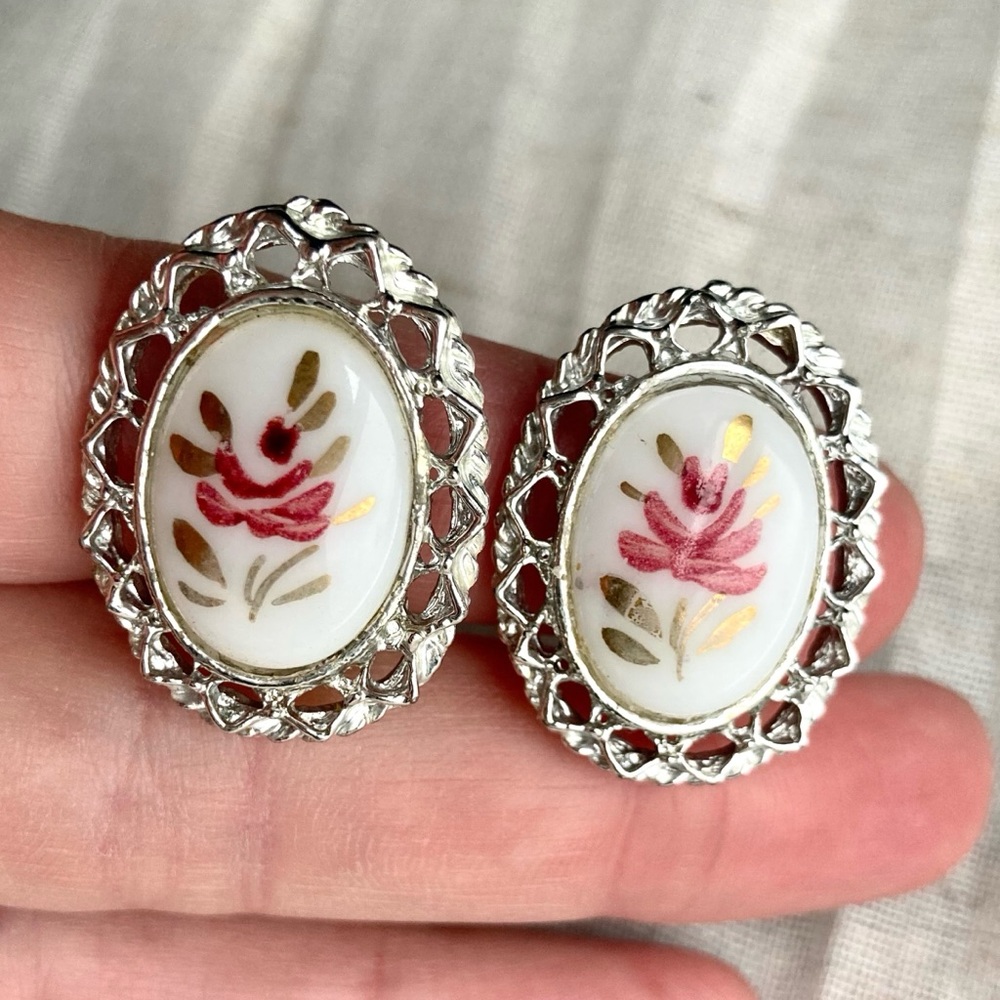 Vintage Floral Painted Cameo Style Earrings Screwback/Clip-On Silvertone